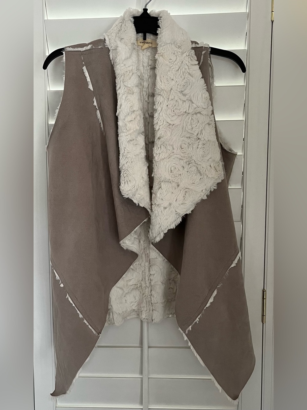 ONETHELAND Small taupe/white vest